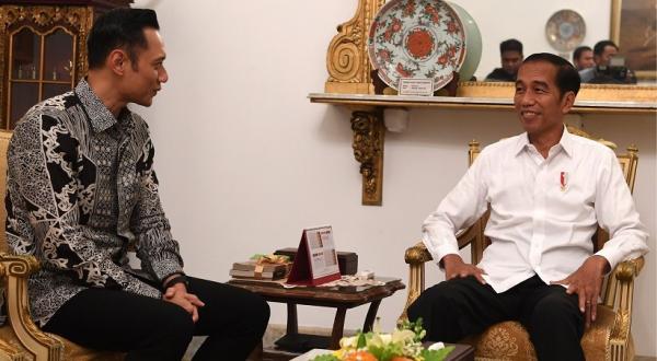 Presiden Jokowi berbincang dengan Komandan Kogasma Partai Demokrat Agus Harimurti Yudhoyono di Istana Merdeka, Jakarta, Kamis (2/5/2019). (Foto: Antara/Wahyu Putro)