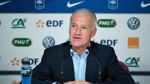 Deschamps Pelatih Timnas Prancis Didier Deschamps memberi salam kepada para fans setelah timnya menang 2-0 atas Albania pada matchday pamungkas Kualifikasi Euro 2020 di Arena Kombetare, Tirana, Senin (18/11/2019) dini hari WIB. (Foto: AFP)