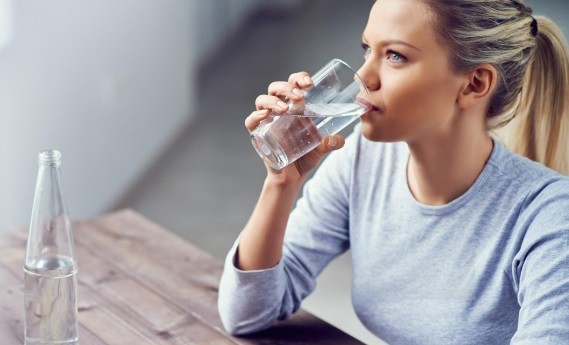 Cara menurunkan berat badan tanpa diet, minum air putih