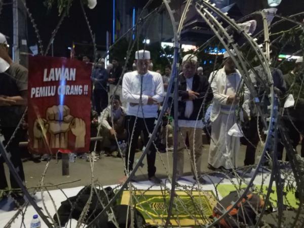 Massa pendukung Prabowo-Sandi buka puasa dan salat tarawih bersama di depan kantor Bawaslu Jakarta, Selasa (21/5/2019). (Foto: iNews.id/Wildan Catra Mulia)