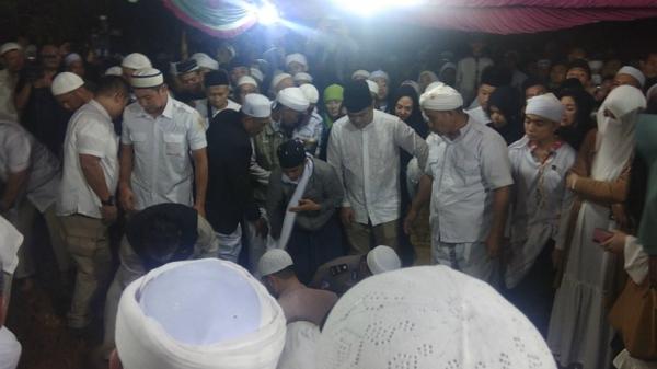 Jenazah ustaz Arifin Ilham saat akan dimakamkan di Kompleks Pondok Pesantren (Ponpes) Az-Zikra, Gunung Sindur, Bogor, Kamis (23/5/2019). (Foto: iNews.id/Felldy Utama)