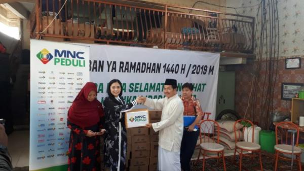 Ketua III MNC Peduli Jessica Tanoesoedibjo menyalurkan donasi berupa susu UHT kepada Yayasan Panti Asuhan Rasulullah di Jalan Petojo Raya No 19, Gambir, Jakarta Pusat, Selasa (28/5/2019). (Foto: iNews.id/Wildan Catra Mulia)