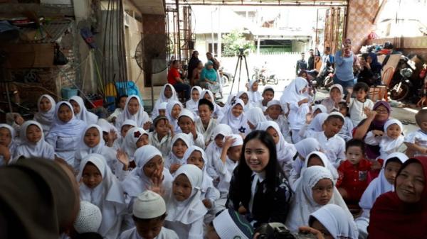Ketua III MNC Peduli Jessica Tanoesoedibjo saat bersama anak-anak Yayasan Panti Asuhan Rasulullah di Jalan Petojo Raya No 19, Gambir, Jakarta Pusat, Selasa (28/5/2019). (Foto: iNews.id/Wildan Catra Mulia)