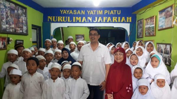 MNC Peduli memberikan bantuan donasi pakaian baru kepada anak-anak di Yayasan Nurul Iman Jafariah, Jalan Menteng Jaya, Jakarta Pusat, Rabu (29/5/2019). (Foto: iNews.id/Wildan Catra Mulia)