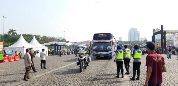 Gubernur DKI Jakarta Anies Baswedan dan Kapolda Metro Jaya, Irjen Pol Gatot Eddy Pramono saat melepas peserta mudik gratis di silang Monas, Jakarta, Kamis (30/5/2019). (Foto: iNews.id/Felldy Utama)