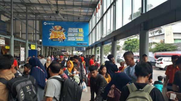 Pemudik Lebaran 2019 asal Jawa Tengah dan Jawa Timur di Stasiun Pasar Senen, Jumat (31/5/2019). (Foto: iNews.id/Wildan Catra Mulia)