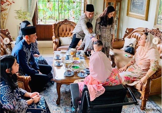 AHY dan Ibas bersilaturahmi ke keluarga almarhum Gus Dur, Kamis (6/6/2019). (Foto: Instagram Yenny Wahid)