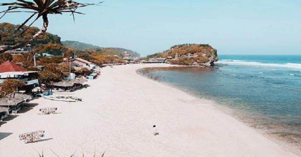 Pantai Indrayanti, salah satu tempat piknik di Jogja. (Foto : Ist)