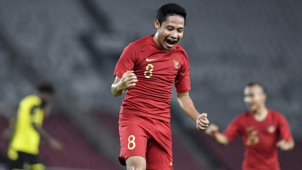 Gelandang Timnas Indonesia U-23 Evan Dimas Darmono (tengah) melakukan selebrasi usai mencetak gol ke gawang Timnas Myanmar di babak Semifinal SEA Games 2019 di Stadion Rizal Memorial, Manila, Filipina, Sabtu (7/12/2019). (Foto: Antara/Sigid Kurniawan