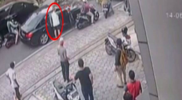 Tangkapan layar aksi pengemudi BMW bernama Andy Wibowo saat menodongkan senjata api ke pengendara mobil di Jalan Alaydrus, Jakarta Pusat, Jumat (15/6/2019)..