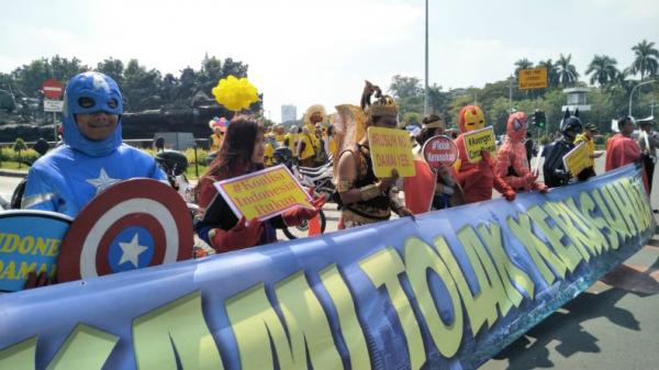 Komunitas Pencinta Hero Indonesia (KPHI) menggelar aksi damai dengan mengenakan kostum superhero dalam negeri dan luar negeri di kawasan Patung Kuda Jalan Medan Merdeka, Jakarta Pusat, Selasa (18/6/2019). (Foto: iNews.id/Wildan Catra Mulia)