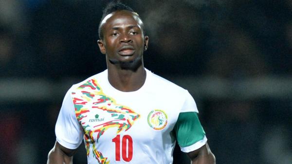 Winger Liverpool Sadio Mane (kiri) merayakan gol yang diciptkannya saat mengalahkan Everton 5-1 di Anfield, Kamis (5/12/2019) dini hari WIB. (Foto: Paul ELLIS/AFP)