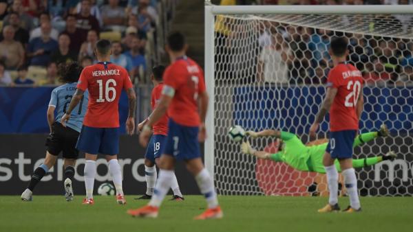 Timnas Cile berfoto sebelum laga melawan Uruguay di penyisihan Grup A Copa America 2021, Selasa (22/6/2021). (Foto: Reuters)