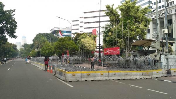 Polisi menutup jalan di depan Gedung MK, Jakarta Pusat, Rabu (26/6/2019). (Foto: iNews.id/Aditya Pratama)
