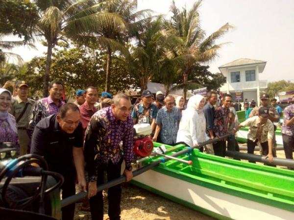 MNC Peduli dan Pemkab Tangerang menyalurkan 15 perahu korban tsunami Selat Sunda di Tempat Pelelangan Ikan (TPI) Sukanegara, Kecamatan Carita, Kabupaten Pandeglang, Kamis (27/6/2019). (Foto: MNC Peduli)