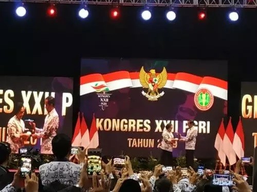 Presiden Joko Widodo (Jokowi) saat membuka Kongres ke-22 PGRI di Britama Arena, Kepala Gading, Jakarta Utara, Jumat (5/7/2019). (Foto: Okezone/Fakhrizal Fakhri)