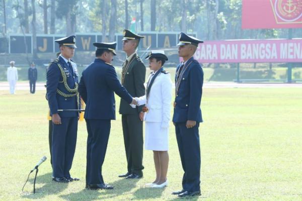 Panglima TNI Marsekal Hadi Tjahjanto melantik dan mengambil sumpah jabatan 169 Perwira Prajurit Karier (Pa PK) TNI di Lapangan Sapta Marga Akademi Militer (Akmil), Magelang, Jawa Tengah, Rabu (11/7/2019). (Foto: Istimewa)