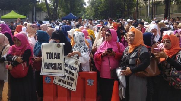 Emak-emak pendukung Prabowo-Sandi saat beraksi di depan kediaman Prabowo Jalan Kertanegara IV, Kebayoran Baru, Jakarta Selatan, Jumat (12/7/2019). (Foto: iNews.id/Felldy Utama)