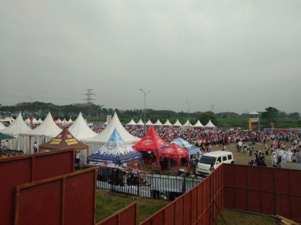 Masyarakat umum dan pendukung Jokowi-Ma'ruf Amin mulai memadati Sentul International Convention Center (SICC), Sentul, Bogor, MInggu (14/7/2019). (Foto: iNews.id/Wildan Catra Mulia)