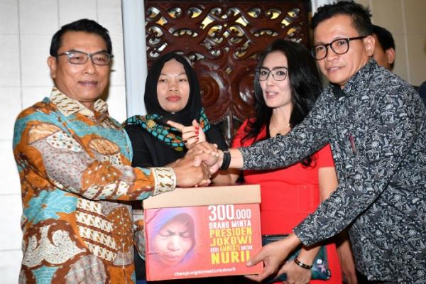 Terpidana pelanggaran Undang-Undang (UU) Informasi Transaksi Elektronik (ITE), Baiq Nuril bertemu Kepala Kantor Staf Kepresidenan (KSP) Moeldoko, di kompleks Istana Presiden, Jakarta, Senin (15/7/2019). (Foto: Antara)