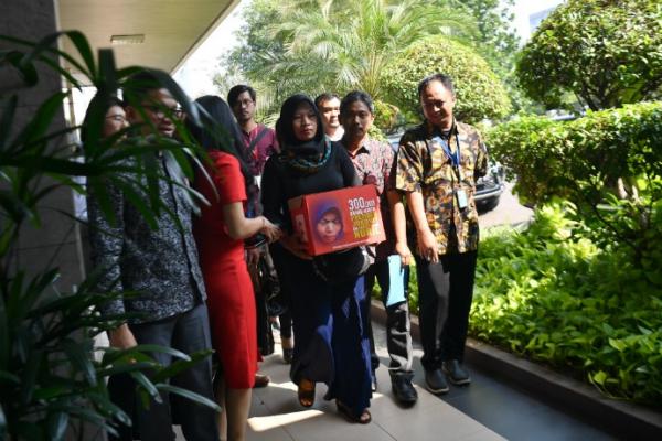 Terpidana pelanggaran Undang-Undang (UU) Informasi Transaksi Elektronik (ITE), Baiq Nuril bertemu Kepala Kantor Staf Kepresidenan (KSP) Moeldoko, di kompleks Istana Presiden, Jakarta, Senin (15/7/2019). (Foto: Antara)