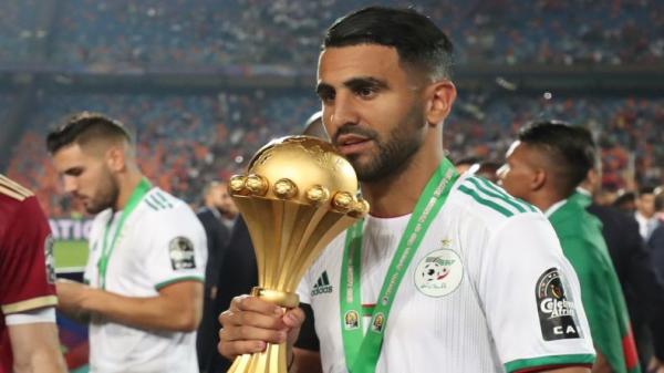 Mahrez Riyad Mahrez dan Pep Guardiola berpelukan merayakan kemenangan Manchester City atas Chelsea 2-1 di Etihad Stadium, Minggu (24/11/2019) dini hari WIB. (Foto: AFP)