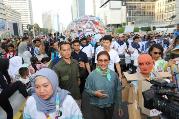 Menteri Kelautan dan Perikanan Susi Pudjiastuti memimpin pawai tolak plastik sekali pakai di Jakarta, Minggu (21/7/2019). (Foto: Istimewa)