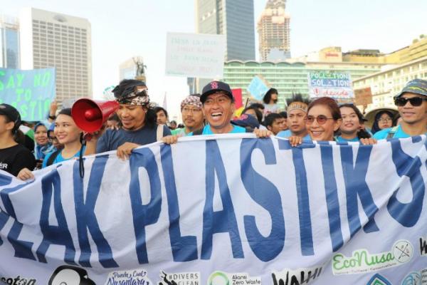 Menteri Kelautan dan Perikanan Susi Pudjiastuti memimpin pawai tolak plastik sekali pakai di Jakarta, Minggu (21/7/2019). (Foto: Istimewa)