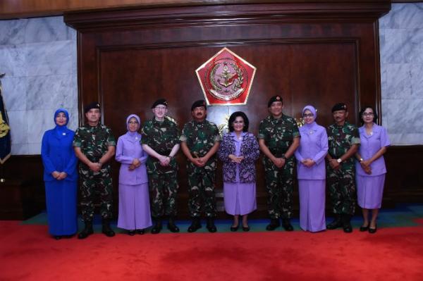 Panglima TNI Marsekal Hadi Tjahjanto menerima laporan kenaikan pangkat 57 pati TNI, di Gedung Soedirman Mabes TNI, Cilangkap, Jakarta Timur, Senin (22/7/2019). (Foto: Istimewa)