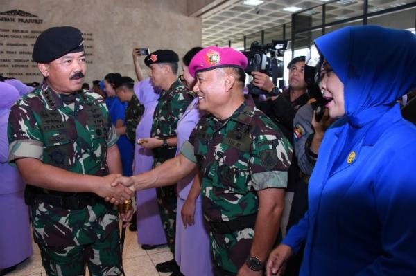 Panglima TNI Marsekal Hadi Tjahjanto menerima laporan kenaikan pangkat 57 pati TNI, di Gedung Soedirman Mabes TNI, Cilangkap, Jakarta Timur, Senin (22/7/2019). (Foto: Istimewa)
