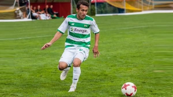 Winger Timnas Indonesia U-23 Egy Maulana Vikri (tengah) menggiring bola dibayangi dua pemain Thailand pada fase Grup B SEA Games 2019 di Rizal Memorial Stadium, Manila, Filipina, Selasa (26/11/2019). (Foto: ANTARA/Sigid Kurniawan)