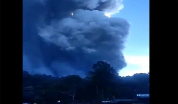Gunung Tangkuban Parahu Erupsi, Netizen Doakan Warga Selamat