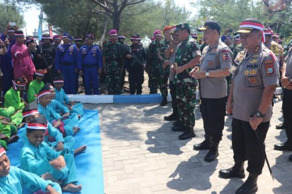 Panglima TNI Marsekal Hadi Tjahjanto bersama Kapolri Jenderal Tito Karnavian beserta rombongan meninjau Pulau Nipah, Kelurahan Pemping, Kecamatan Belakang Padang, Batam, Kepulauan Riau, Sabtu (27/7/2019). (Foto: istimewa)