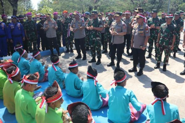 Panglima TNI Marsekal Hadi Tjahjanto bersama Kapolri Jenderal Tito Karnavian beserta rombongan meninjau Pulau Nipah, Kelurahan Pemping, Kecamatan Belakang Padang, Batam, Kepulauan Riau, Sabtu (27/7/2019). (Foto: istimewa)