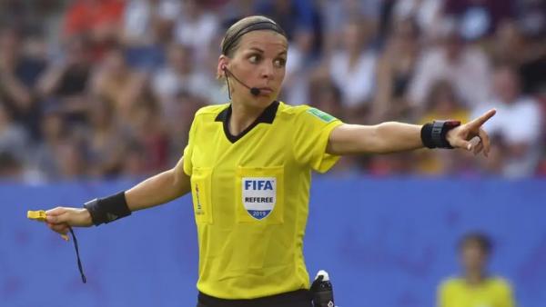 Wasit perempuan Stephanie Frappart akan memimpin pertandingan uventus melawan Dynamo Kiev pada matchday kelima Grup G Liga Champions, Kamis (3/12/2020) dini hari WIB. (Foto: Deccan Herarld)