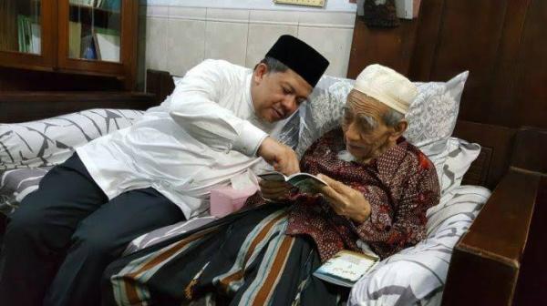 Wakil Ketua DPR Fahri Hamzah saat bertemu dengan KH Maimoen Zubair. (Foto: istimewa)