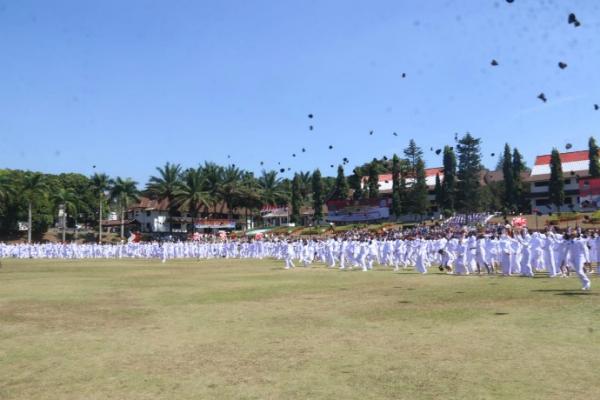 744 calon Pamong Praja Muda lulusan IPDN Angkatan XXVI dalam Upacara Pelantikan Pamong Praja Muda IPDN Angkatan XXVI Tahun 2019 usai dilantik Wakil Presiden Jusuf Kalla di Lapangan Parade Abdi Praja Kampus Institut Pemerintahan Dalam Negeri, Jatinangor, Jawa Barat, Selasa (6/8/2019). (Foto: istimewa)