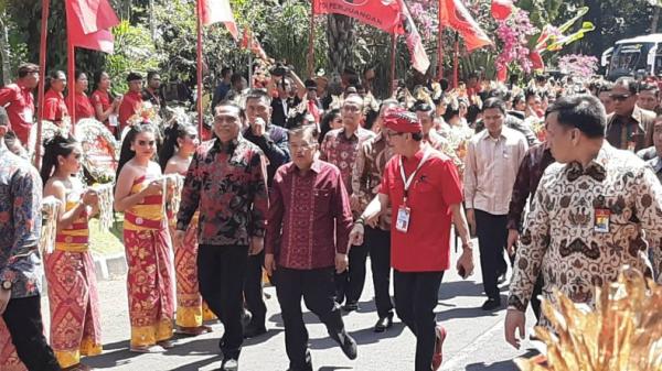 Wakil Presiden Jusuf Kalla saat tiba di Hotel Grand Inna Bali Beach, Sanur, Denpasar, Bali, Kamis (8/8/2019). (Foto: iNews.id/Abdul Rochim)
