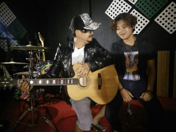 Moldy Radja pasrahkan Axel dalam bernyanyi. (Foto: iNews.id).