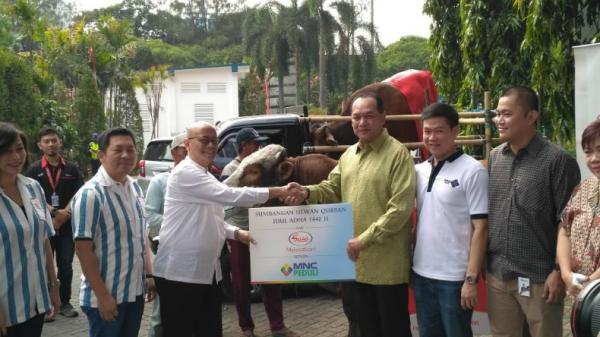 Ketua I MNC Peduli, Syafril Nasution saat menerima sejumlah hewan kurban dari mitra MNC Group . (Foto: iNews.id/Aditya Pratama)