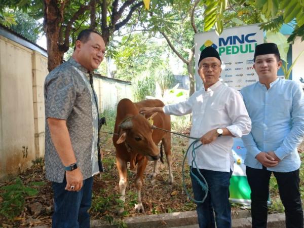Ketua I MNC Peduli Syafril Nasution saat penyerahan hewan kurban di Kelurahan Rawa Barat, Kebayoran Baru, Jakarta Selatan, Minggu (11/8/2019). (Foto: iNews.id/ Ilma de Sabrini)