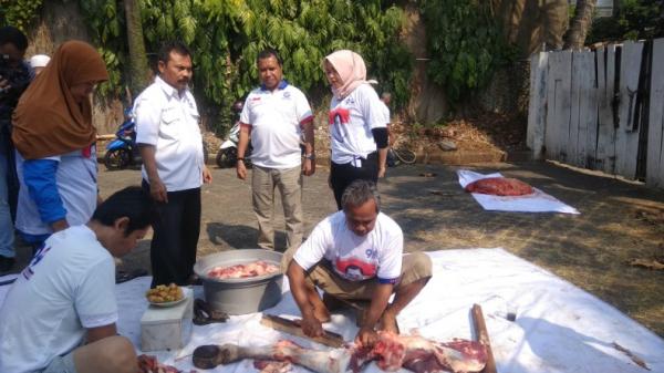 DPD Perindo Jakarta Selatan melakukan pemotongan hewan kurban di kantor DPD, Jalan Bangka XII, Jakarta Selatan, Selasa (13/8/2019). (Foto: iNews.id/Felldy Utama)