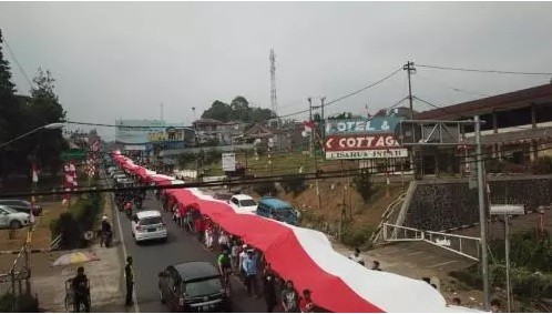 Warga Bogor saat mengarak bendera merah putih sepanjang 400 meter. (Foto: Okezone/Putra)