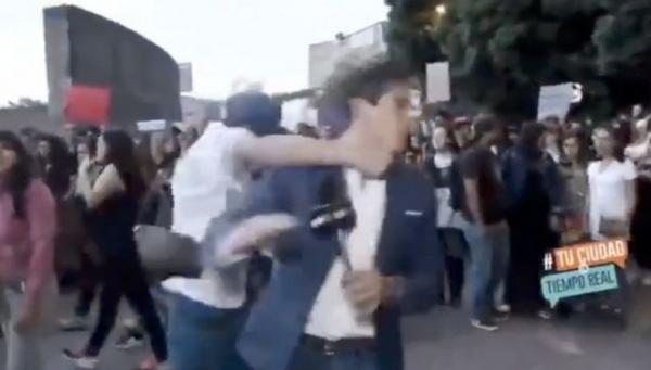 Jurnalis TV Dipukul sampai Ambruk saat Siaran Langsung Meliput Aksi Unjuk Rasa