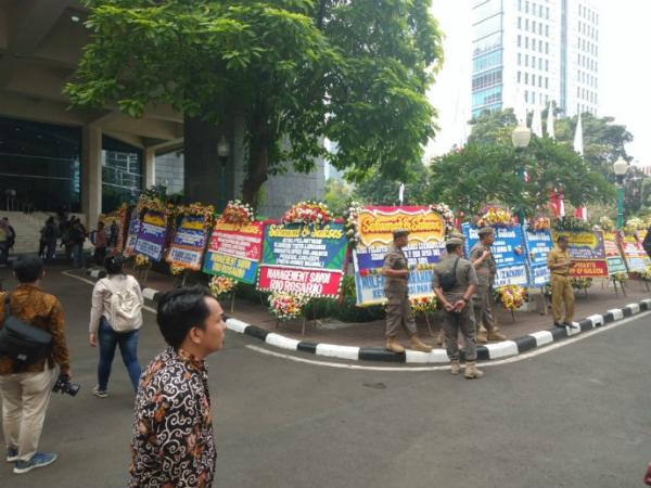 Karangan bunga memenuhi Kantor DPRD DKI Jakarta jelang pelantikan anggota terpilih, Senin (26/8/2019). (Foto: iNews.id/Wildan Catra Mulia)