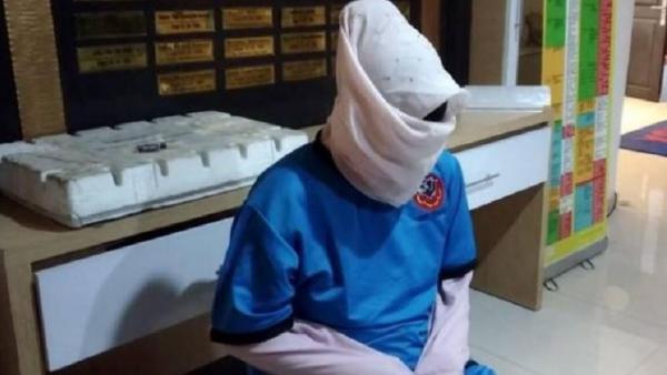 AK (35), otak pelaku pembunuhan sadis terhadap suaminya Edi Chandra Permana alias Pupung (54) dan anak tirinya, M Adi Pradana alias Dana (23). (Foto: Sindonews)