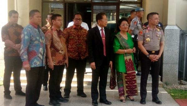 Komjen Pol Dharma Pongrekun saat bersama keluarga di Mabes Jakarta, Jumat (30/8/2019). (Foto: iNews.id/Irfan Ma'ruf)