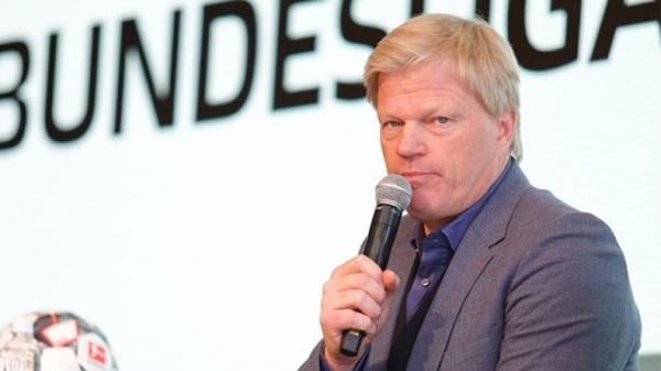 Kiper Bayern Munchen, Oliver Kahn, menghibur kiper Valencia, Santiago Canizares, yang bersedih usai kalah di final Liga Champions (foto: UEFA)