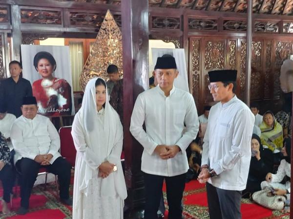 Sandiaga Uno melayat ke Rumah SBY disambut Agus Harimurti Yudhoyono (AHY) dan istri di Puri Cikeas, Bogor, Sabtu (31/8/2019). (Foto: iNews.id/Felldy Utama)