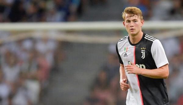 Matthijs De Ligt 1 Bek Juventus Matthijs De Ligt (tengah) merayakan golnya ke gawang Torino pada giornata ke-11 Serie A di Stadio Olimpico Grande Torino, Minggu (3/11/2019) dini hari WIB.